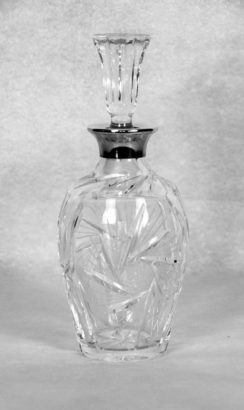 Karaf met zilver nek - Glas › Karaffen - Kristal karaf met zilver nek.
25cm hoog.
Ca 1960
Nederland