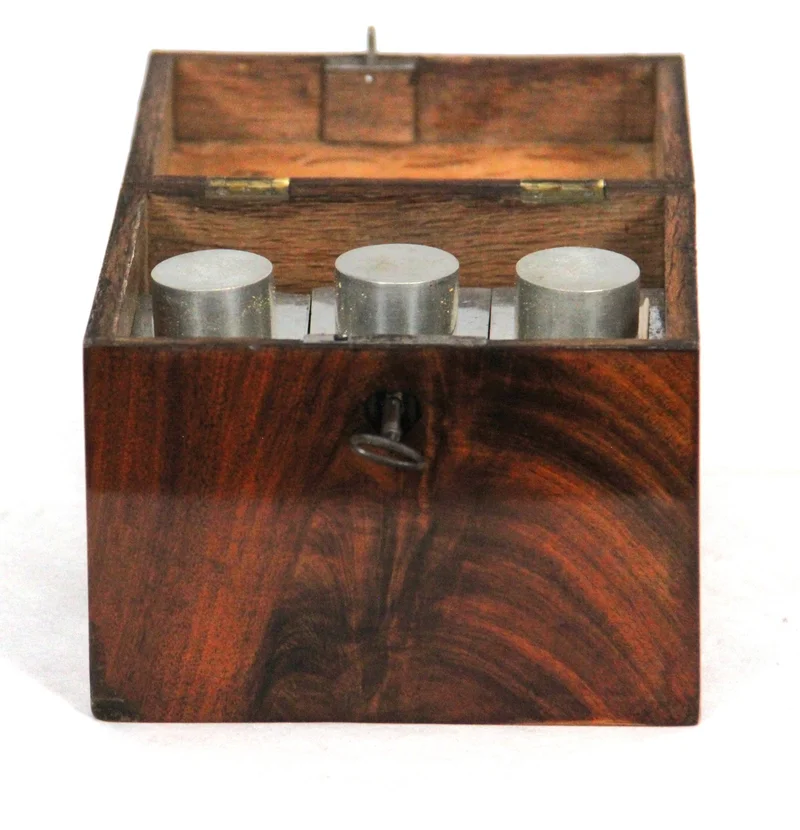 Kistje met 3 drankflesjes - Diversen › Dozen en kistjes - €150.00 - Mahoniehouten kistje met 3 tinnen drankflesjes.
15.5 x 12.5 cm, 13.5cm hoog
Late Georgean periode, ca 1830
Gepolitoerd op oude wijze