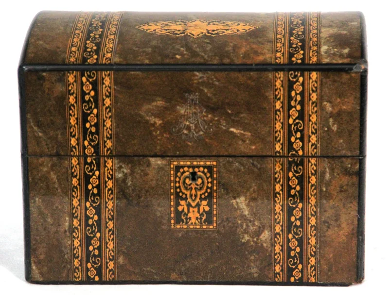 Kistje met Tonbridgeware versiering - Diversen › Dozen en kistjes - €175.00 - Victoriaans kistje, afgewerkt in imitatie marmer en Tonbridgeware sierlijsten.
22.5 x 12.5 cm, 16.5cm hoog
Ca 1860-1880