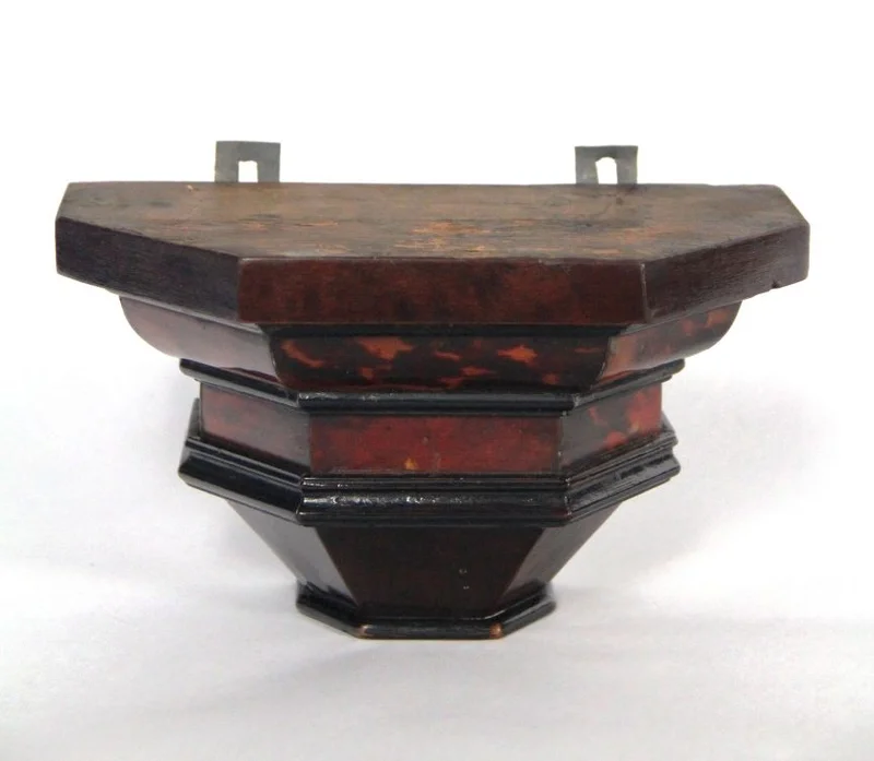 Kleine muurconsole - Diversen › Varia - Kleine houten muurconsole.
Gezwart hout en schildpadhoorn.
13cm hoog, 22cm breed, 12cm diep.
Napoleon III periode; 1850/1870