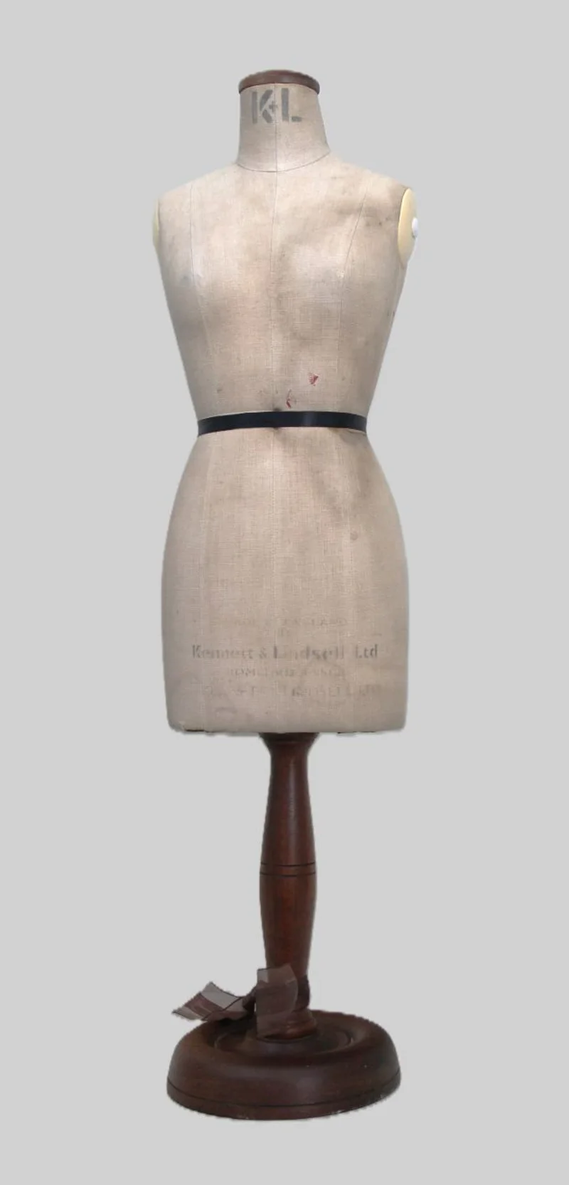 Kleine paspop - Diversen › Varia - €165.00 - Kleine paspop op eiken voet met originele bekleding.
Op de bekleding de naam van de producent: Kennett & Lindsell + het logo K+L op de hals.
68cm hoog