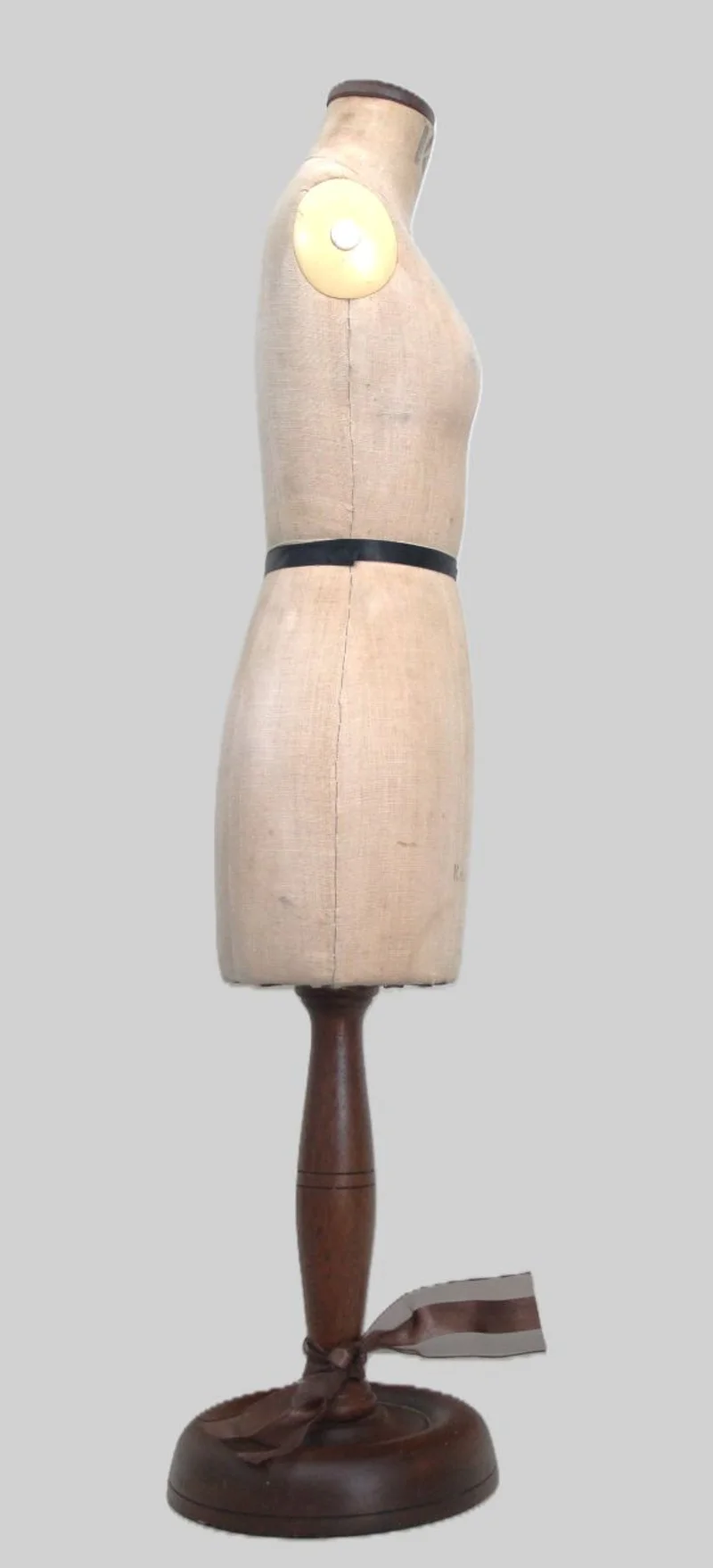 Kleine paspop - Diversen › Varia - €165.00 - Kleine paspop op eiken voet met originele bekleding.
Op de bekleding de naam van de producent: Kennett & Lindsell + het logo K+L op de hals.
68cm hoog