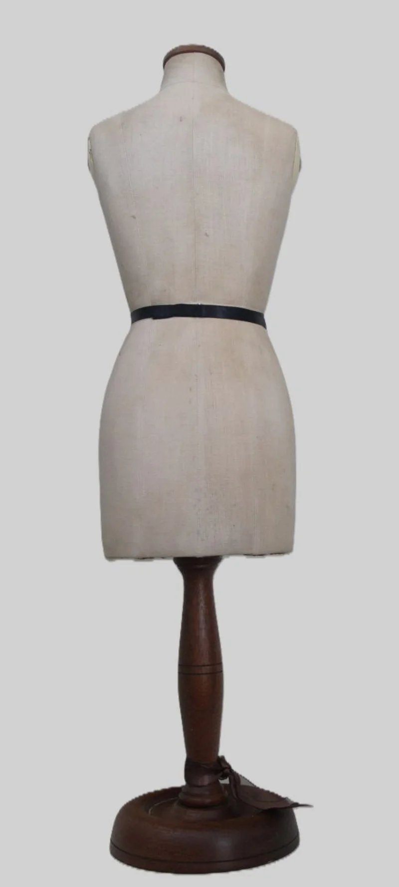 Kleine paspop - Diversen › Varia - €165.00 - Kleine paspop op eiken voet met originele bekleding.
Op de bekleding de naam van de producent: Kennett & Lindsell + het logo K+L op de hals.
68cm hoog