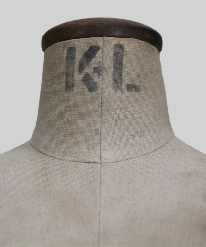 Kleine paspop - Diversen › Varia - €165.00 - Kleine paspop op eiken voet met originele bekleding.
Op de bekleding de naam van de producent: Kennett & Lindsell + het logo K+L op de hals.
68cm hoog