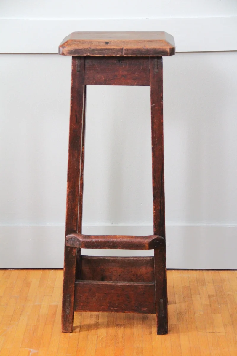 Klerkentabouret - Meubel › Zitmeubels - €125.00 - Victoriaanse klerkentabouret in notenhout.
19 x 28cm, 77cm hoog.
ca 1900
