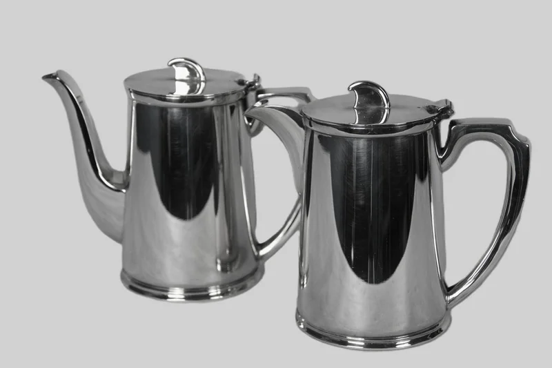 Koffie- en warmwaterkennetje - Zilver › Serviesgoed - €45.00 - Paar verzilverde kannetjes van elk 1 pint inhoud.
Eén koffiekan en één warmwaterkan.
Gemerkt Walker & Hall, Ai verzilvering (zware verzilvering).
Ca 1940