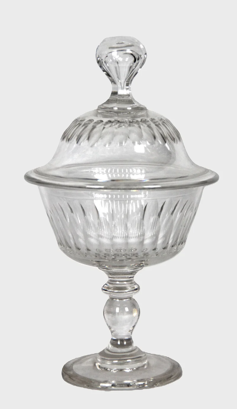 Kristal bonbonière, één van een paar - Glas › Schalen - €70.00 - Paar dekselschalen in kristal.
28cm hoog
ca 1900