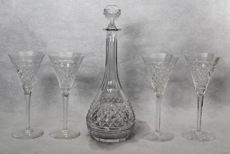 Kristal karaf met 4 bijhorende glazen - Glas › Karaffen - €95.00 - Karaf in diamant geslepen kristal.
37cm hoog
Vier bijhorende glazen in diamant geslepen kristal. Eén glas met klein schilfertje
20e eeuw