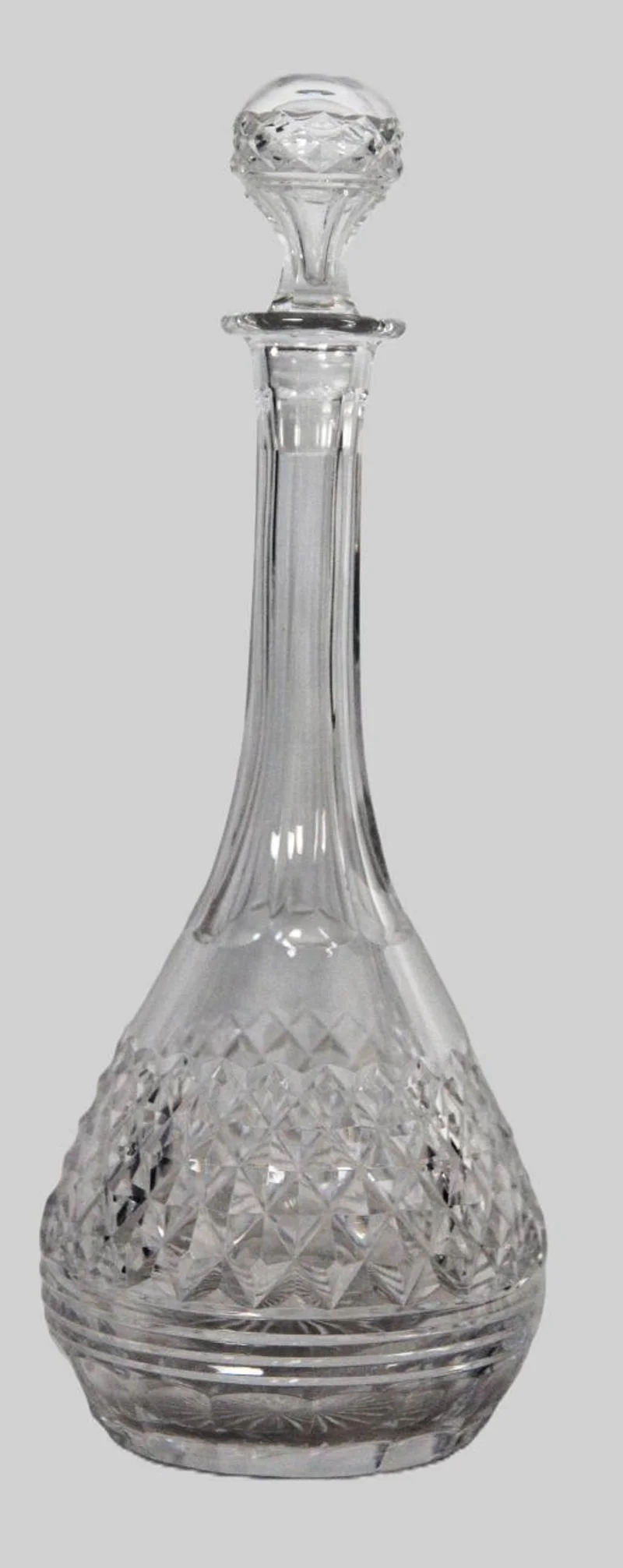 Kristal karaf met 4 bijhorende glazen - Glas › Karaffen - €95.00 - Karaf in diamant geslepen kristal.
37cm hoog
Vier bijhorende glazen in diamant geslepen kristal. Eén glas met klein schilfertje
20e eeuw