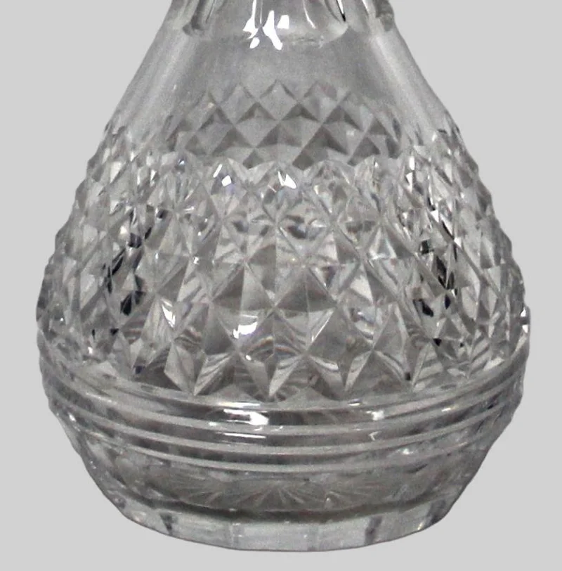 Kristal karaf met 4 bijhorende glazen - Glas › Karaffen - €95.00 - Karaf in diamant geslepen kristal.
37cm hoog
Vier bijhorende glazen in diamant geslepen kristal. Eén glas met klein schilfertje
20e eeuw