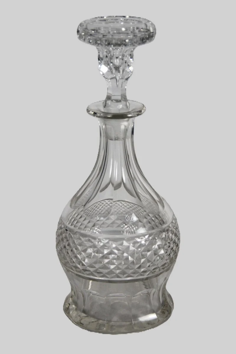 Kristal karaf - Glas › Karaffen - €40.00 - Een diamant geslepen karaf in kristal.
26cm hoog
Edwardian periode: ca 1900/1930