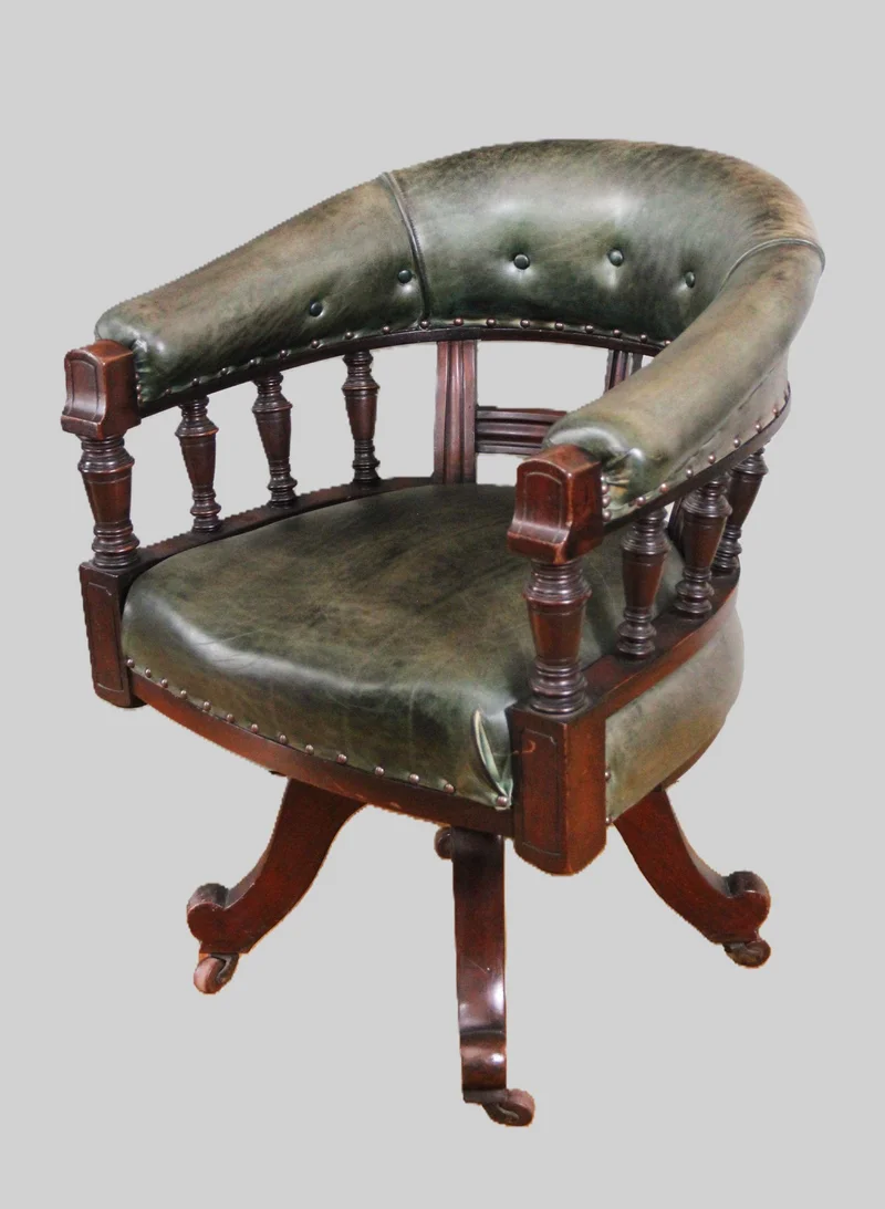 Laat victoriaanse bureaustoel - Meubel › Zitmeubels - €395.00 - Draaibare bureaustoel in mahoniehout en met leder bekleed.
Victoriaanse stijl, ca 1900-1950
83cm hoog, 60cm diep, 65cm breed