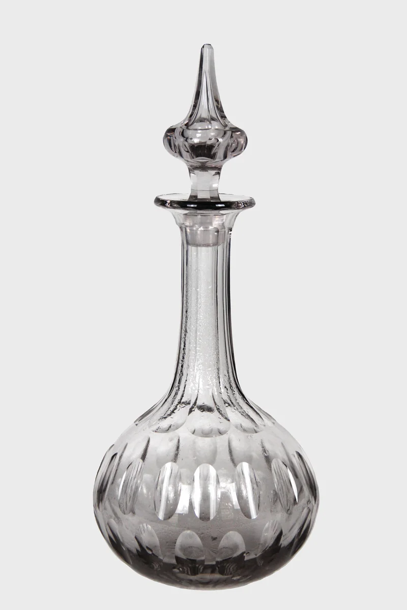 Laatvictoriaanse glazen karaf - Glas › Karaffen - €35.00 - Victoriaanse bolkaraf in kristal met originele stop.
35cm hoog
Ca 1870/1900
Engeland