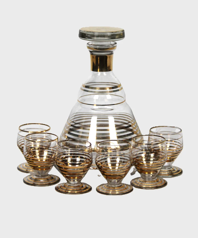 Likeurkaraf met zes glaasjes - Glas › Karaffen - €65.00 - Likeurkaraf met 6 bijhorende likeurglaasjes in glas.
Ca 1930/1940
