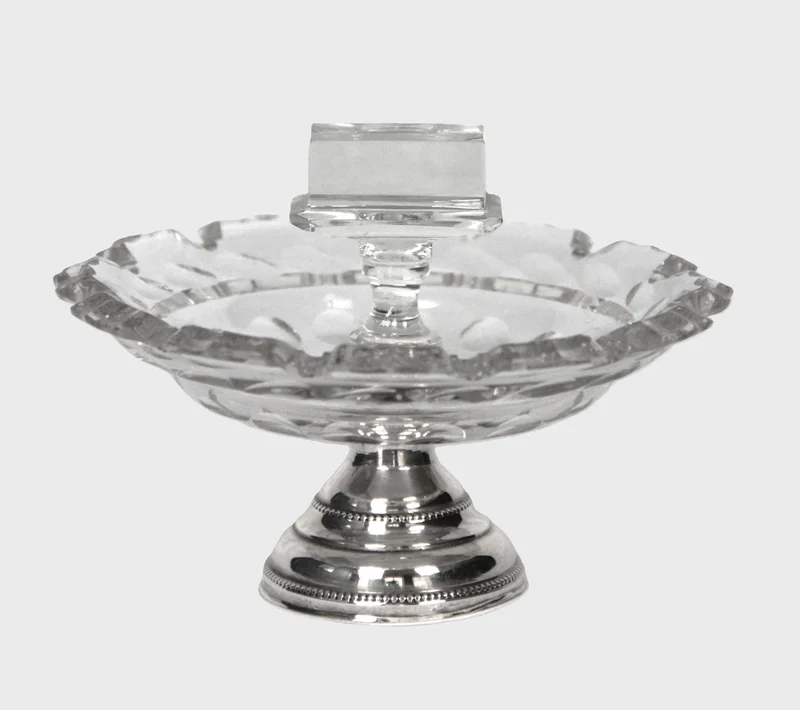 Luciferdoos houder  - Glas › Schalen - €40.00 - Kristal schaaltje op zilver voet met houder voor een luciferdoosje.
Diameter 13cm, 10cm hoog
Ca 1900