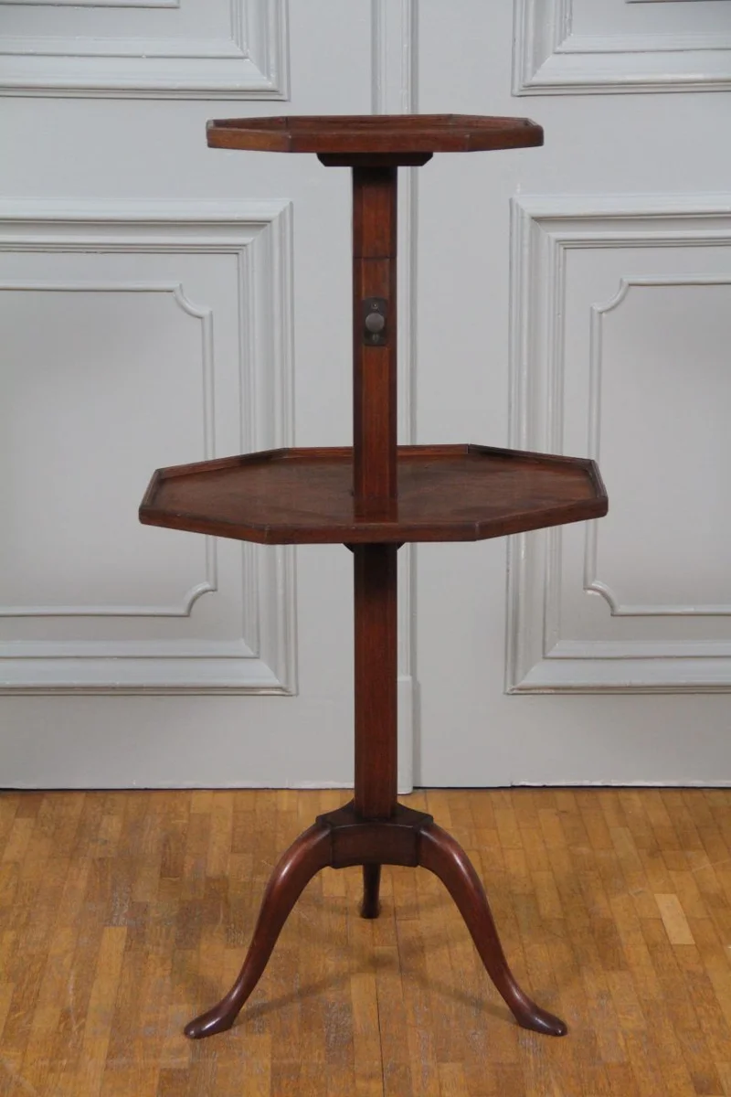 Mahonie bijzettafeltje - Meubel › Bijzetmeubel - €165.00 - Klein bijzettafeltje in mahonie met twee bladen boven elkaar. Bovenste blad in hoogte verstelbaar.
41 x 30cm; 80 tot 108cm hoog
Georgean stijl
19e eeuw