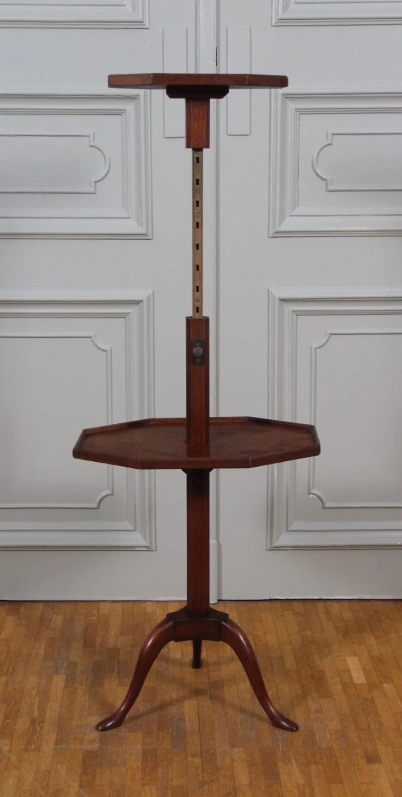 Mahonie bijzettafeltje - Meubel › Bijzetmeubel - €165.00 - Klein bijzettafeltje in mahonie met twee bladen boven elkaar. Bovenste blad in hoogte verstelbaar.
41 x 30cm; 80 tot 108cm hoog
Georgean stijl
19e eeuw