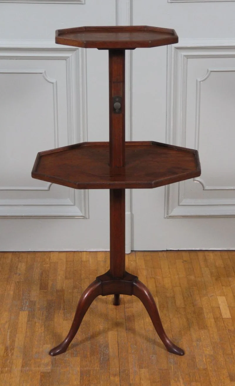 Mahonie bijzettafeltje - Meubel › Bijzetmeubel - €165.00 - Klein bijzettafeltje in mahonie met twee bladen boven elkaar. Bovenste blad in hoogte verstelbaar.
41 x 30cm; 80 tot 108cm hoog
Georgean stijl
19e eeuw