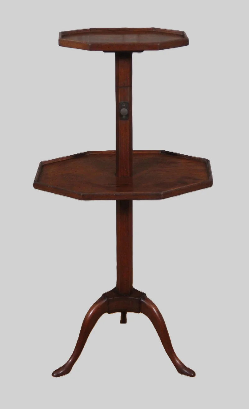 Mahonie bijzettafeltje - Meubel › Bijzetmeubel - €165.00 - Klein bijzettafeltje in mahonie met twee bladen boven elkaar. Bovenste blad in hoogte verstelbaar.
41 x 30cm; 80 tot 108cm hoog
Georgean stijl
19e eeuw