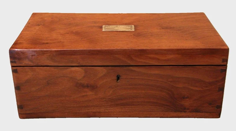 Mahonie doos 1895 - Diversen › Dozen en kistjes - Mahoniehouten doos, gepolitoerd op oude wijze.
Datering 1895 in koper plaatje op het deksel.
31 x 17cm  12cm hoog