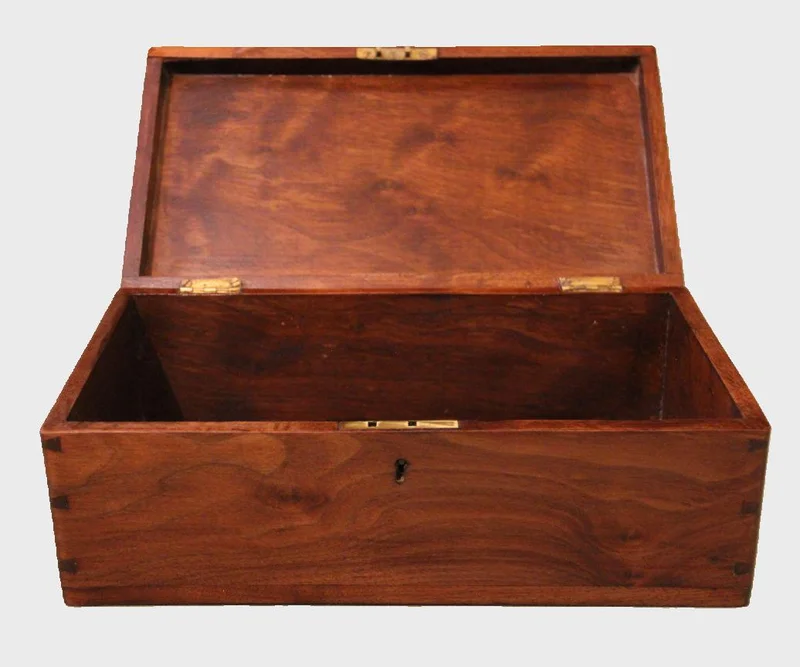 Mahonie doos 1895 - Diversen › Dozen en kistjes - Mahoniehouten doos, gepolitoerd op oude wijze.
Datering 1895 in koper plaatje op het deksel.
31 x 17cm  12cm hoog