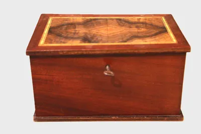 Mahonie doosje met notenhout inleg