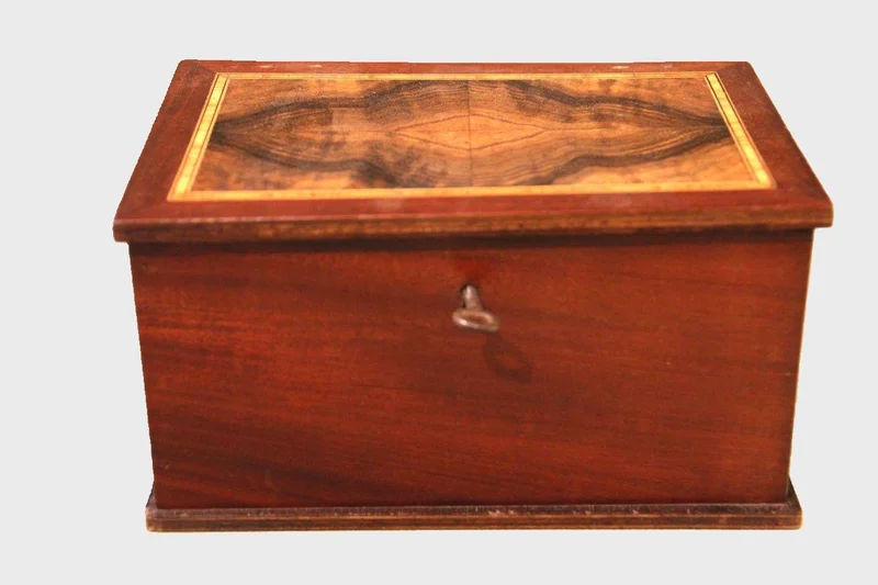 Mahonie doosje met notenhout inleg - Diversen › Dozen en kistjes - €95.00 - Hollands kistje in mahoniehout en openboek motief in notenhout in het deksel.
Ca 1930
21 x 14cm  11cm hoog