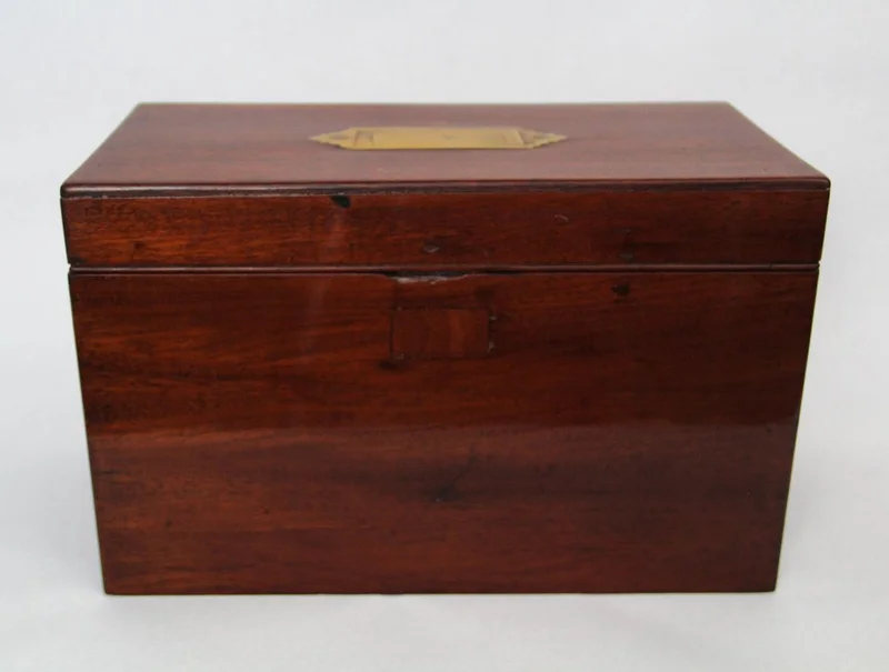 Mahonie houten doos - Diversen › Dozen en kistjes - €95.00 - Doos in Cubaans mahoniehout. Deksel voorzien van een verzonken messing greep.
Oorspronkelijk slot weggehaald.
31 x 16.5cm, 19.5cm hoog
Gepolitoerd op oude wijze.
Georgean periode; omstreeks 1800