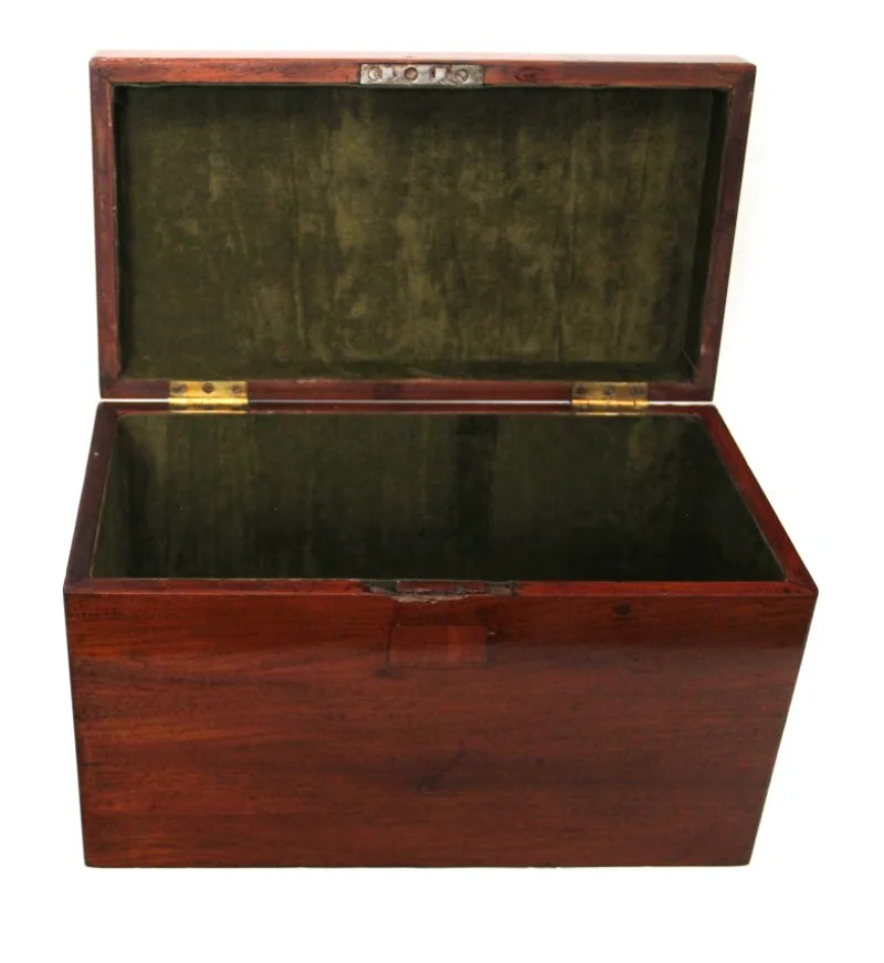 Mahonie houten doos - Diversen › Dozen en kistjes - €95.00 - Doos in Cubaans mahoniehout. Deksel voorzien van een verzonken messing greep.
Oorspronkelijk slot weggehaald.
31 x 16.5cm, 19.5cm hoog
Gepolitoerd op oude wijze.
Georgean periode; omstreeks 1800