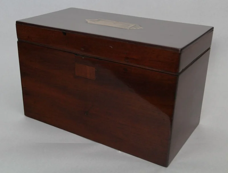 Mahonie houten doos - Diversen › Dozen en kistjes - €95.00 - Doos in Cubaans mahoniehout. Deksel voorzien van een verzonken messing greep.
Oorspronkelijk slot weggehaald.
31 x 16.5cm, 19.5cm hoog
Gepolitoerd op oude wijze.
Georgean periode; omstreeks 1800