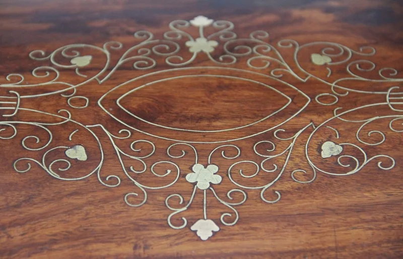 Mahonie juwelenkist - Diversen › Dozen en kistjes - €160.00 - Een grote mahoniehouten kist met gebogen deksel en met intarsia van koper bladmotieven en filets. Versterkt op de hoeken met messing hoekprofielen.
Binnenin ingericht voor juwelen.
40 x 28cm, 19cm hoog.
Edwardian periode; ca 1910/1930