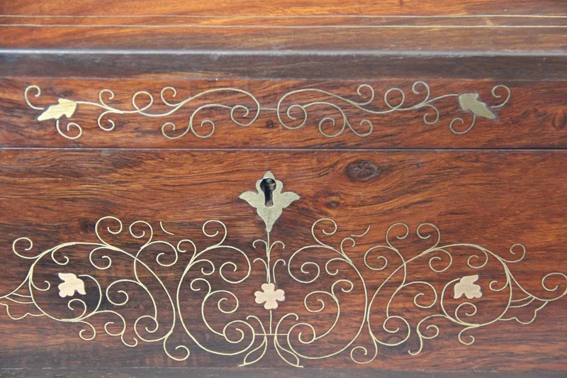 Mahonie juwelenkist - Diversen › Dozen en kistjes - €160.00 - Een grote mahoniehouten kist met gebogen deksel en met intarsia van koper bladmotieven en filets. Versterkt op de hoeken met messing hoekprofielen.
Binnenin ingericht voor juwelen.
40 x 28cm, 19cm hoog.
Edwardian periode; ca 1910/1930