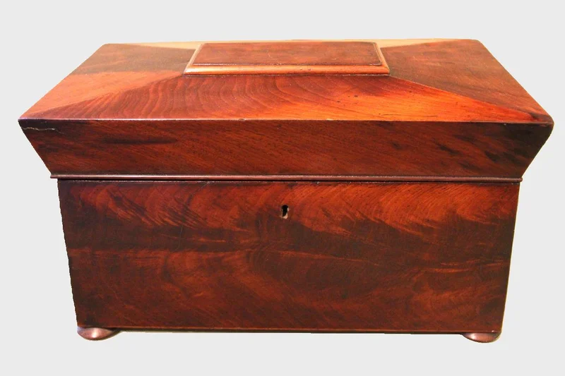 Mahonie theacaddy - Diversen › Dozen en kistjes - €325.00 - Mahoniehouten theacaddy met twee theedoosjes en het originele mengglas binnenin.
Georgean periode Ca 1800
36 x 20cm  21cm hoog