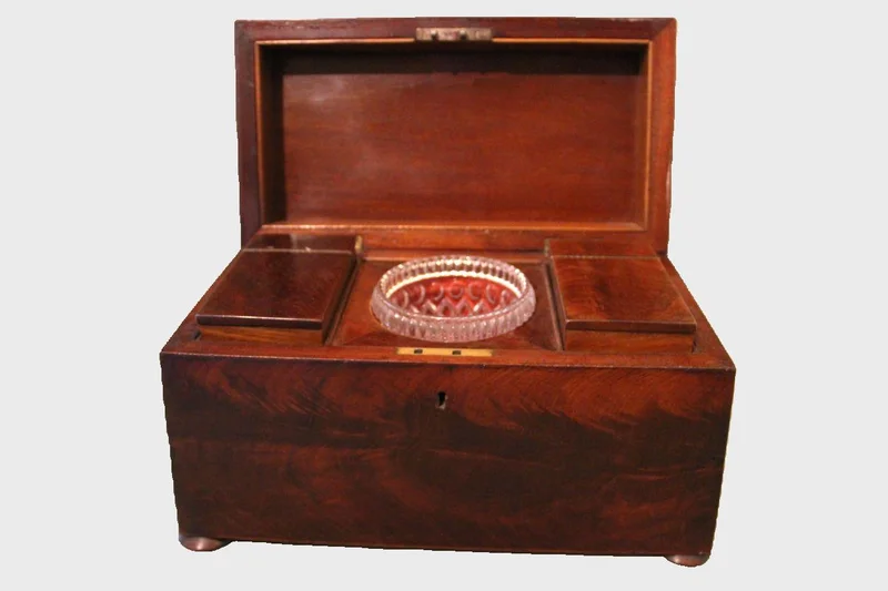 Mahonie theacaddy - Diversen › Dozen en kistjes - €325.00 - Mahoniehouten theacaddy met twee theedoosjes en het originele mengglas binnenin.
Georgean periode Ca 1800
36 x 20cm  21cm hoog