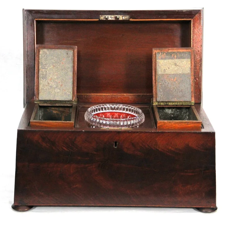 Mahonie theacaddy - Diversen › Dozen en kistjes - €325.00 - Mahoniehouten theacaddy met twee theedoosjes en het originele mengglas binnenin.
Georgean periode Ca 1800
36 x 20cm  21cm hoog