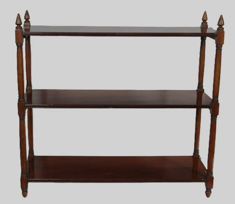 Mahonie (wand)rekje - Meubel › Bijzetmeubels - €295.00 - Mahoniehouten rekje met drie legplanken.
61 x 20cm; 58cm hoog.
Kan zowel vrijstaand gebruikt worden en aan de muur bevestigd worden.
Georgean periode; Late Georgean (1760-1820)