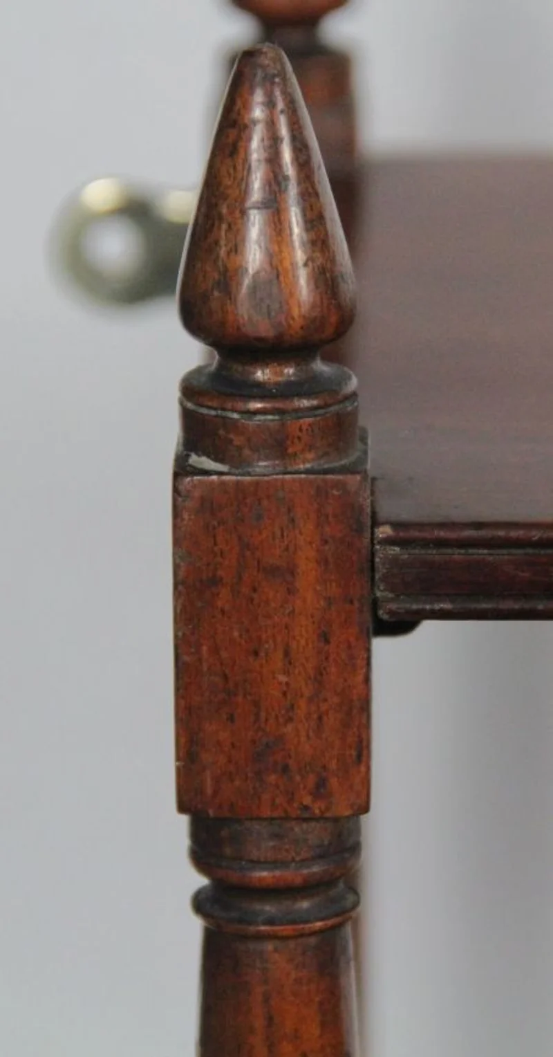 Mahonie (wand)rekje - Meubel › Bijzetmeubels - €295.00 - Mahoniehouten rekje met drie legplanken.
61 x 20cm; 58cm hoog.
Kan zowel vrijstaand gebruikt worden en aan de muur bevestigd worden.
Georgean periode; Late Georgean (1760-1820)