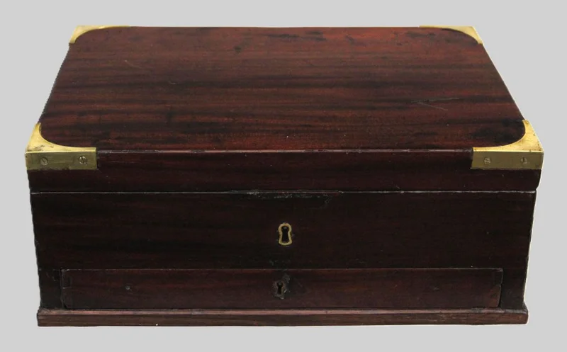 Mahoniehouten kist - Diversen › Dozen en kistjes - €165.00 - Grote mahoniehouten kist met koper hoekbescherming.
Een bergvak bovenaan en daaronder een lade
42 x 30cm, 17cm hoog
Vroege 20e eeuw