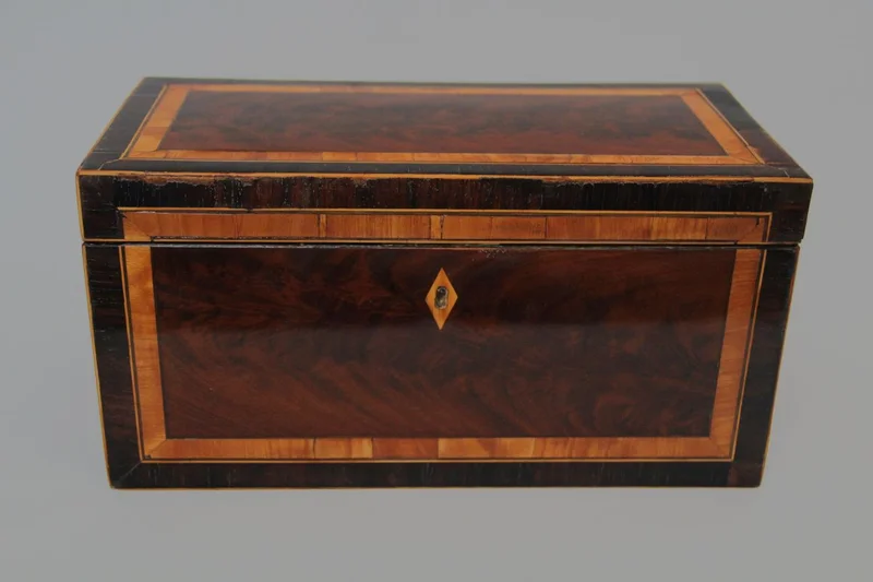 Mahoniehouten theedoos - Diversen › Dozen en kistjes - €195.00 - Rechthoekige theedoos gefineerd met Cubaans mahonie en dubbele crossbanding met palissanderhout en satijnhout. Binnenin met twee compartimenten en centraal het mengglas.
31 x 15.5cm, 15.5cm hoog.
William IV periode, 1830-1837
Gepolitoerd op oude wijze.