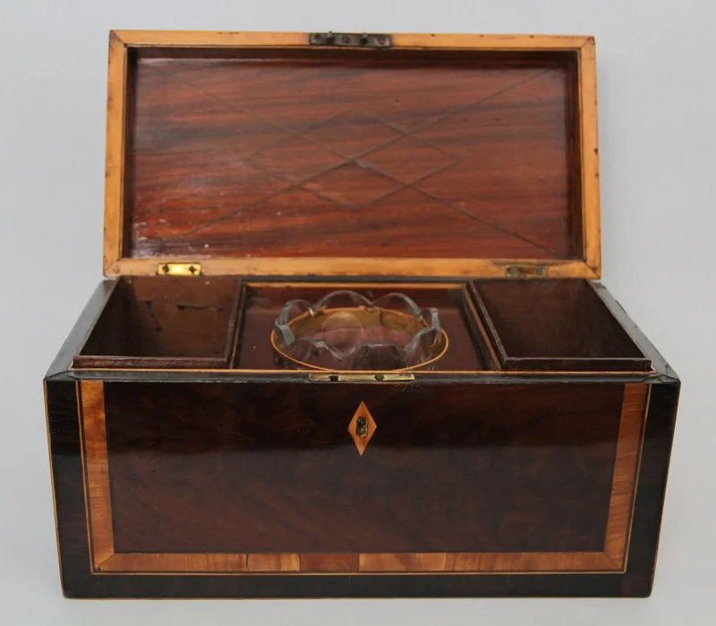 Mahoniehouten theedoos - Diversen › Dozen en kistjes - €195.00 - Rechthoekige theedoos gefineerd met Cubaans mahonie en dubbele crossbanding met palissanderhout en satijnhout. Binnenin met twee compartimenten en centraal het mengglas.
31 x 15.5cm, 15.5cm hoog.
William IV periode, 1830-1837
Gepolitoerd op oude wijze.