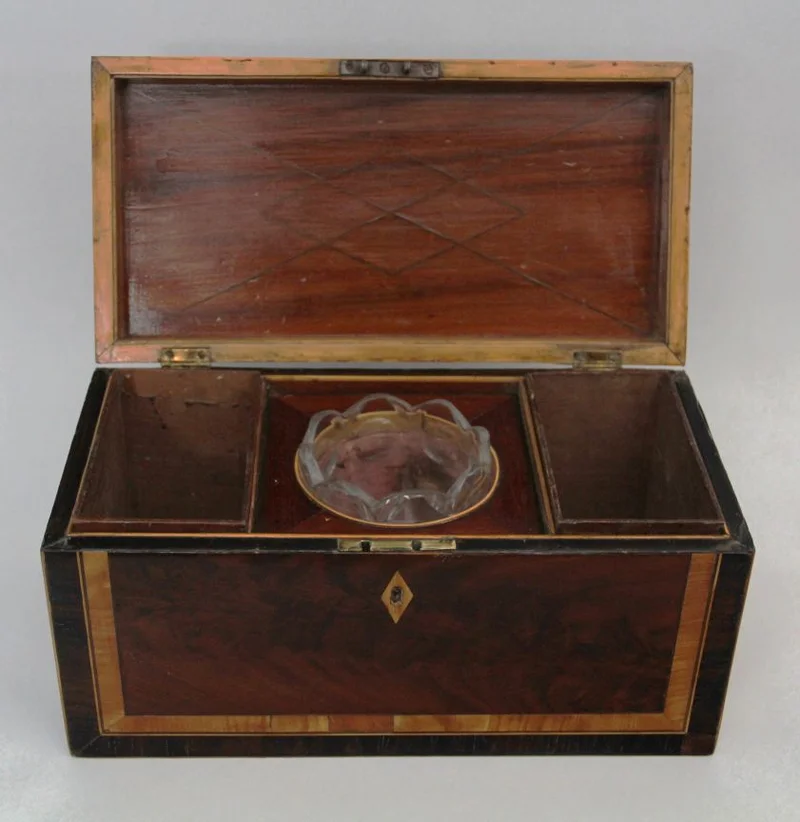 Mahoniehouten theedoos - Diversen › Dozen en kistjes - €195.00 - Rechthoekige theedoos gefineerd met Cubaans mahonie en dubbele crossbanding met palissanderhout en satijnhout. Binnenin met twee compartimenten en centraal het mengglas.
31 x 15.5cm, 15.5cm hoog.
William IV periode, 1830-1837
Gepolitoerd op oude wijze.