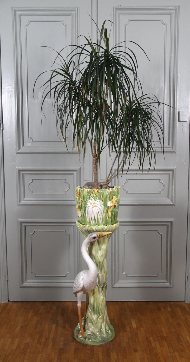 Majolica jardinière op voet - Porselein › Cachepots - €295.00 - Cachepot op voet in veelkleurig majolica.
Italiaanse makelij.
Vroege 20e eeuw
99 cm hoog; 29cm diameter