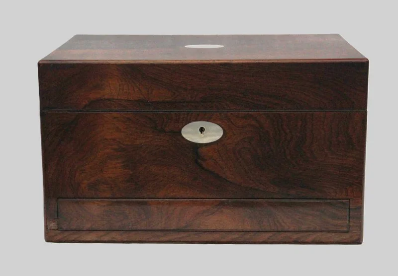 Make-up kist in palissander - Diversen › Dozen en kistjes - €225.00 - Make-up kist met diverse opbergvakken en laden en verscheidene toebehoren met verzilverde deksels.
30 x 21.5cm, 17.5cm hoog.
Victoriaans tijdperk, ca 1880