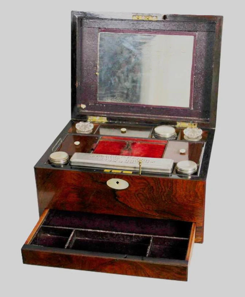 Make-up kist in palissander - Diversen › Dozen en kistjes - €225.00 - Make-up kist met diverse opbergvakken en laden en verscheidene toebehoren met verzilverde deksels.
30 x 21.5cm, 17.5cm hoog.
Victoriaans tijdperk, ca 1880