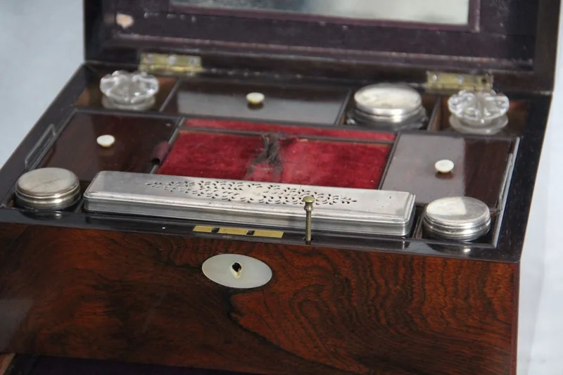 Make-up kist in palissander - Diversen › Dozen en kistjes - €225.00 - Make-up kist met diverse opbergvakken en laden en verscheidene toebehoren met verzilverde deksels.
30 x 21.5cm, 17.5cm hoog.
Victoriaans tijdperk, ca 1880