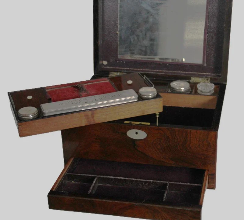 Make-up kist in palissander - Diversen › Dozen en kistjes - €225.00 - Make-up kist met diverse opbergvakken en laden en verscheidene toebehoren met verzilverde deksels.
30 x 21.5cm, 17.5cm hoog.
Victoriaans tijdperk, ca 1880