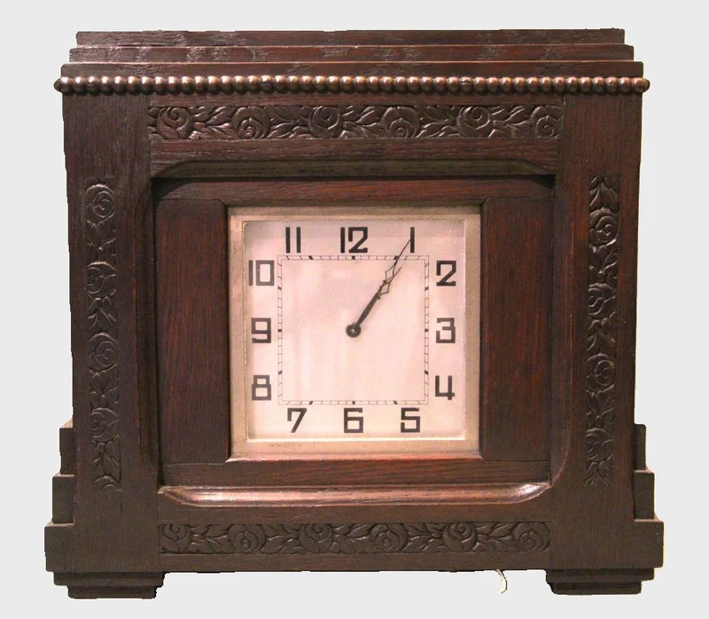 Mantelklok ca 1940 - Diversen › Varia - €110.00 - Klok in eikenhouten kast.
28cm hoog, 28cm breed
Ca 1930