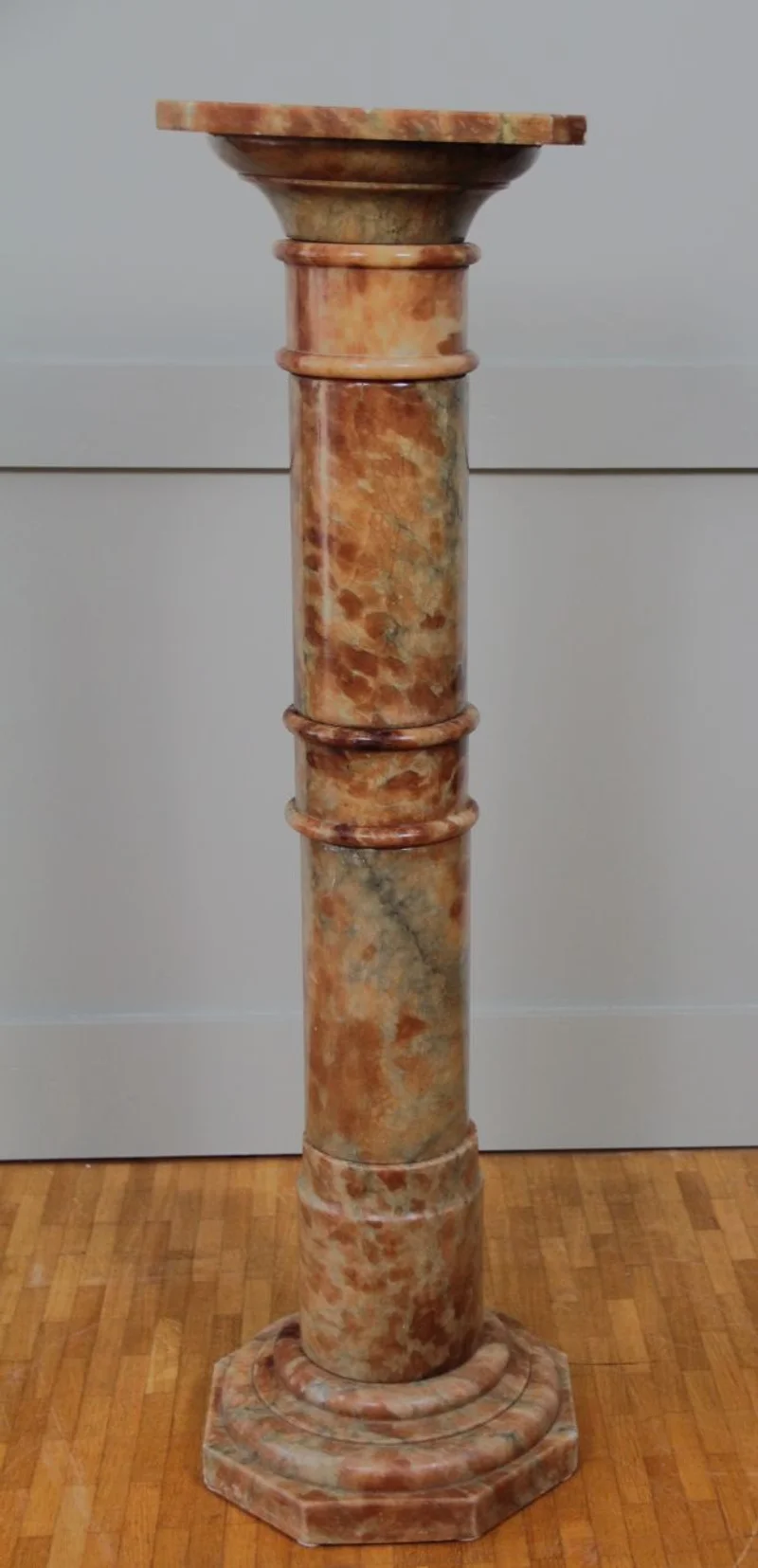 Marmer zuil - Diversen › Varia - €365.00 - Geel marmeren zuil, samengesteld uit verschillende delendie aan elkaar geschroefd worden.
98cm hoog; 26cm vierkante dekplaat.
ca 1900