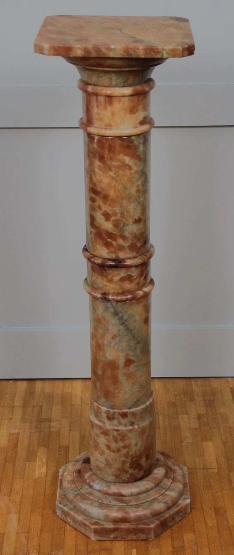 Marmer zuil - Diversen › Varia - €365.00 - Geel marmeren zuil, samengesteld uit verschillende delendie aan elkaar geschroefd worden.
98cm hoog; 26cm vierkante dekplaat.
ca 1900