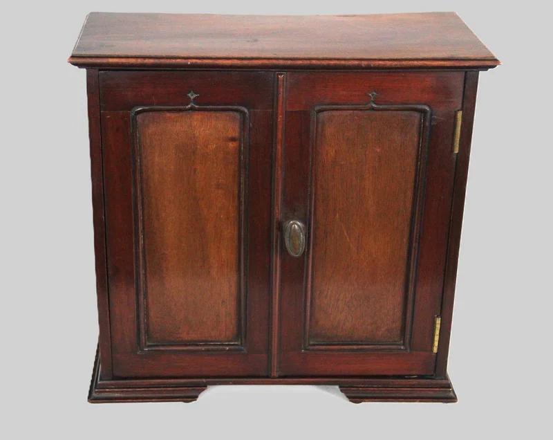 Miniatuurkastje - Meubel › Kasten - €225.00 - Miniatuurkastje in mahoniehout.
37 x 16.5cm, 35cm hoog.
Victoriaans
Engeland ca 1850